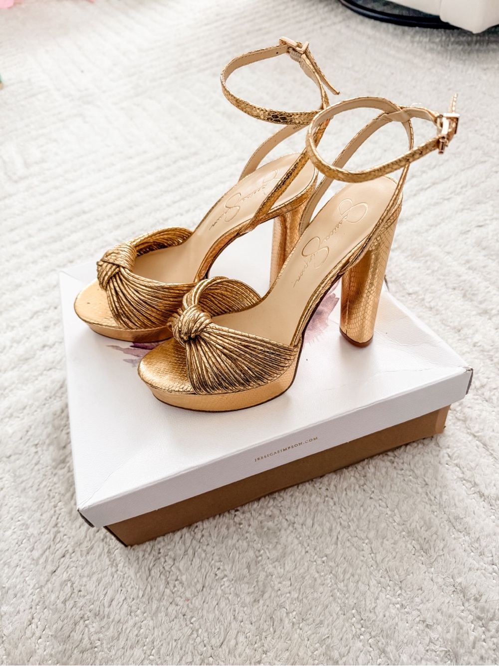 Women’s Jessica Simpson Gold Knotted Platform Sandals - Size 7.5